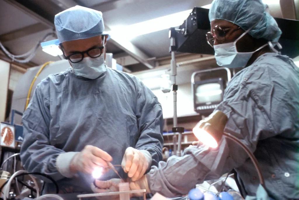 Lekarze na sali operacyjnej w trakcie zabiegu aborcji w Niemczech