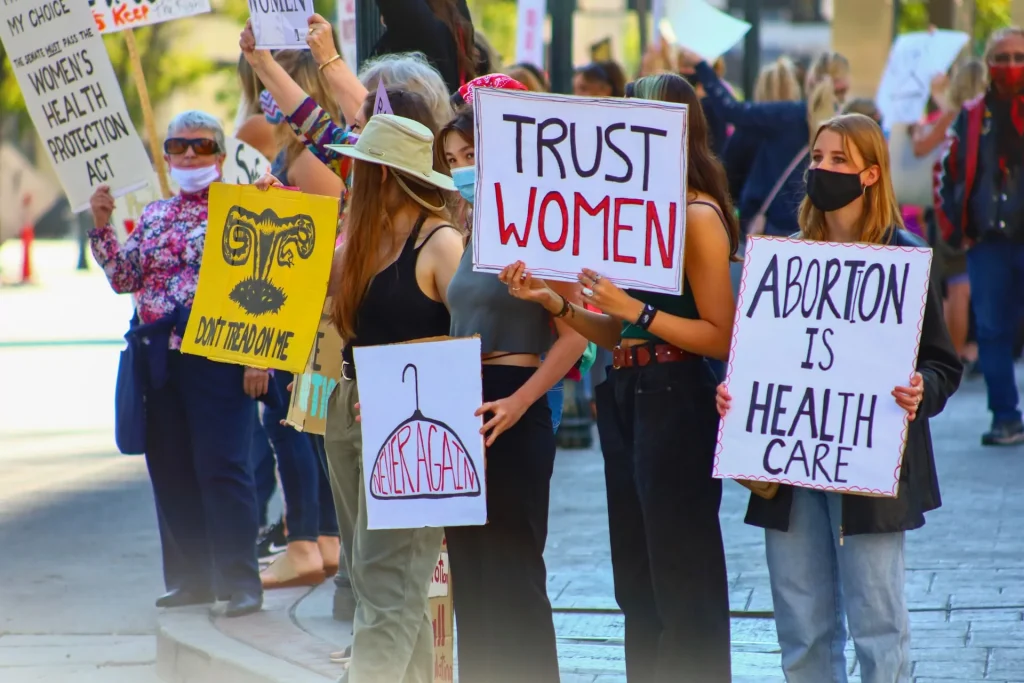 Strajkujące kobiety walczące o prawo aborcyjne w Europie
